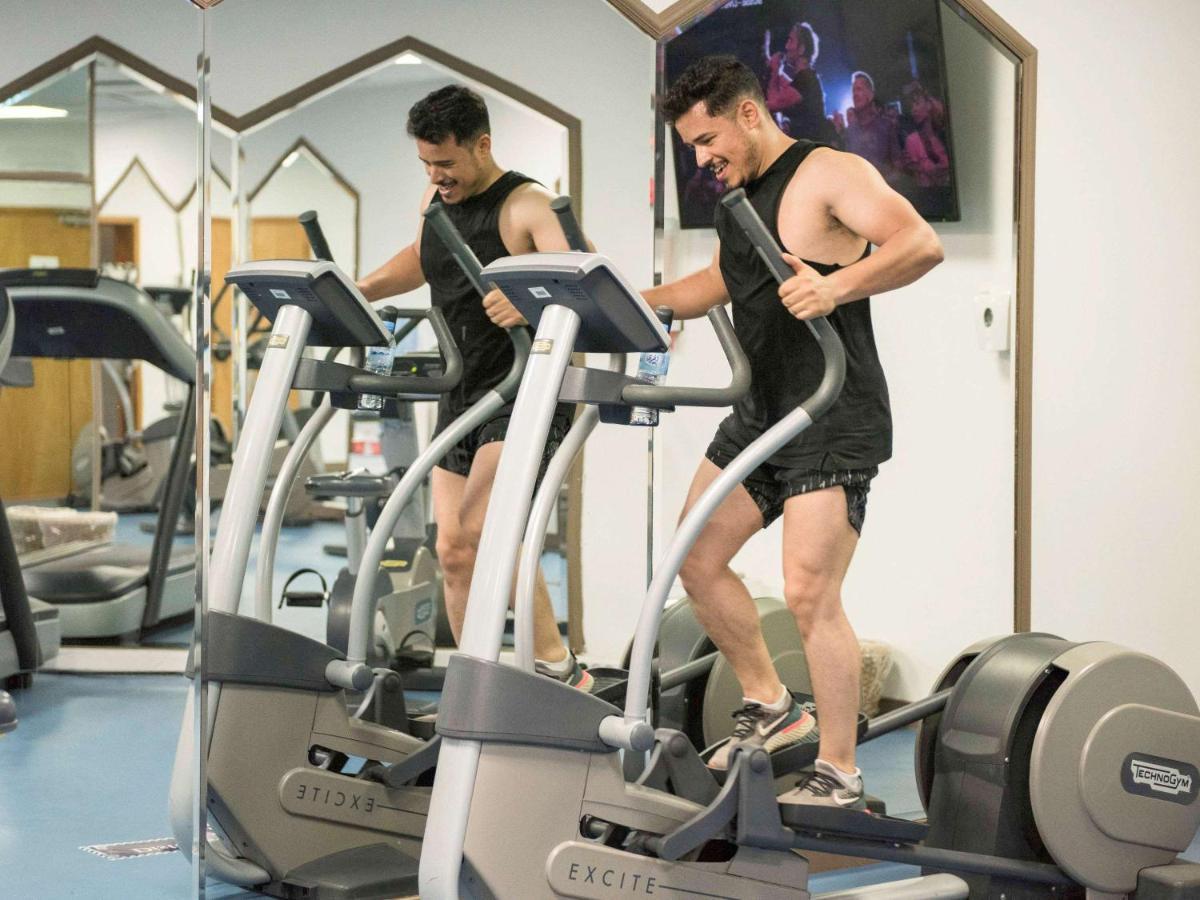 Hotel Mercure Alger Aeroport Dar el Beïda Eksteriør bilde A man using a cross trainer
