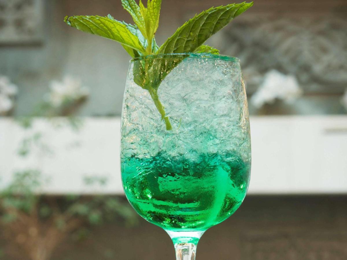 Hotel Mercure Alger Aeroport Dar el Beïda Eksteriør bilde A glass of green absinthe soda