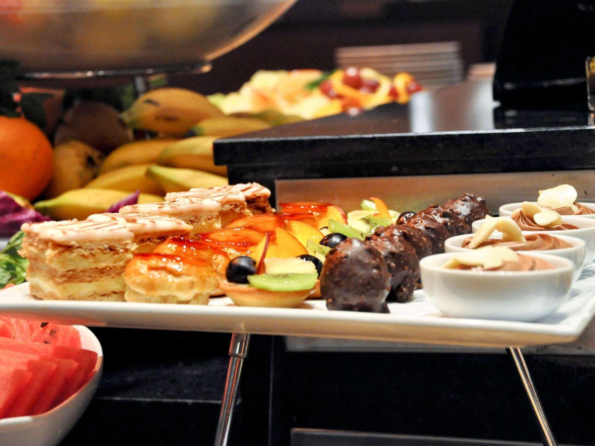 Hotel Mercure Alger Aeroport Dar el Beïda Eksteriør bilde A selection of desserts