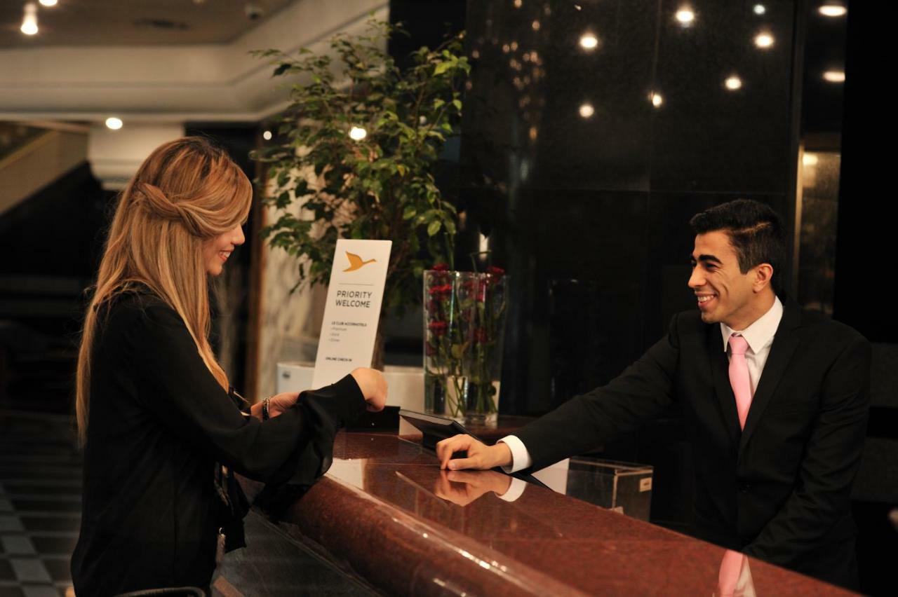 Hotel Mercure Alger Aeroport Dar el Beïda Eksteriør bilde A hotel receptionist