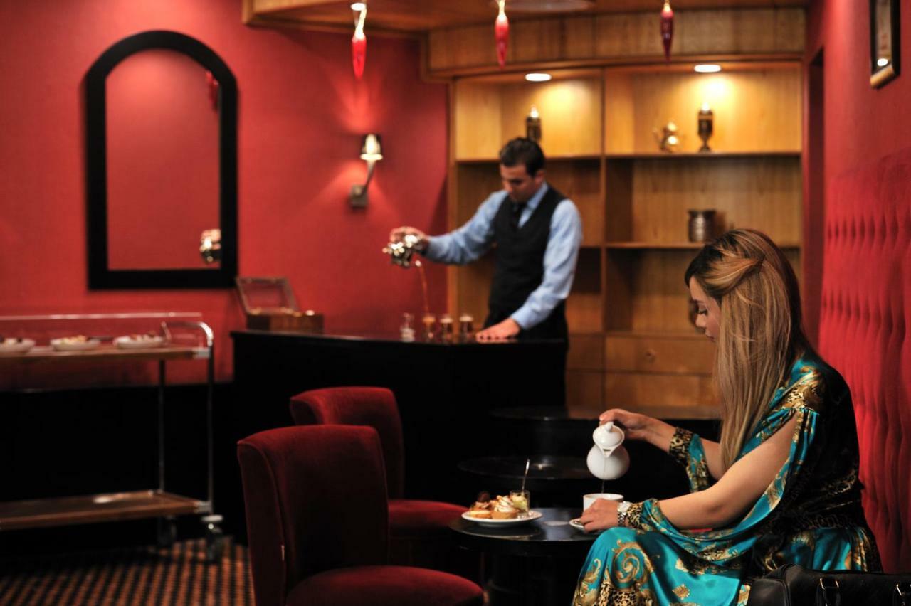 Hotel Mercure Alger Aeroport Dar el Beïda Eksteriør bilde A hotel butler serving tea
