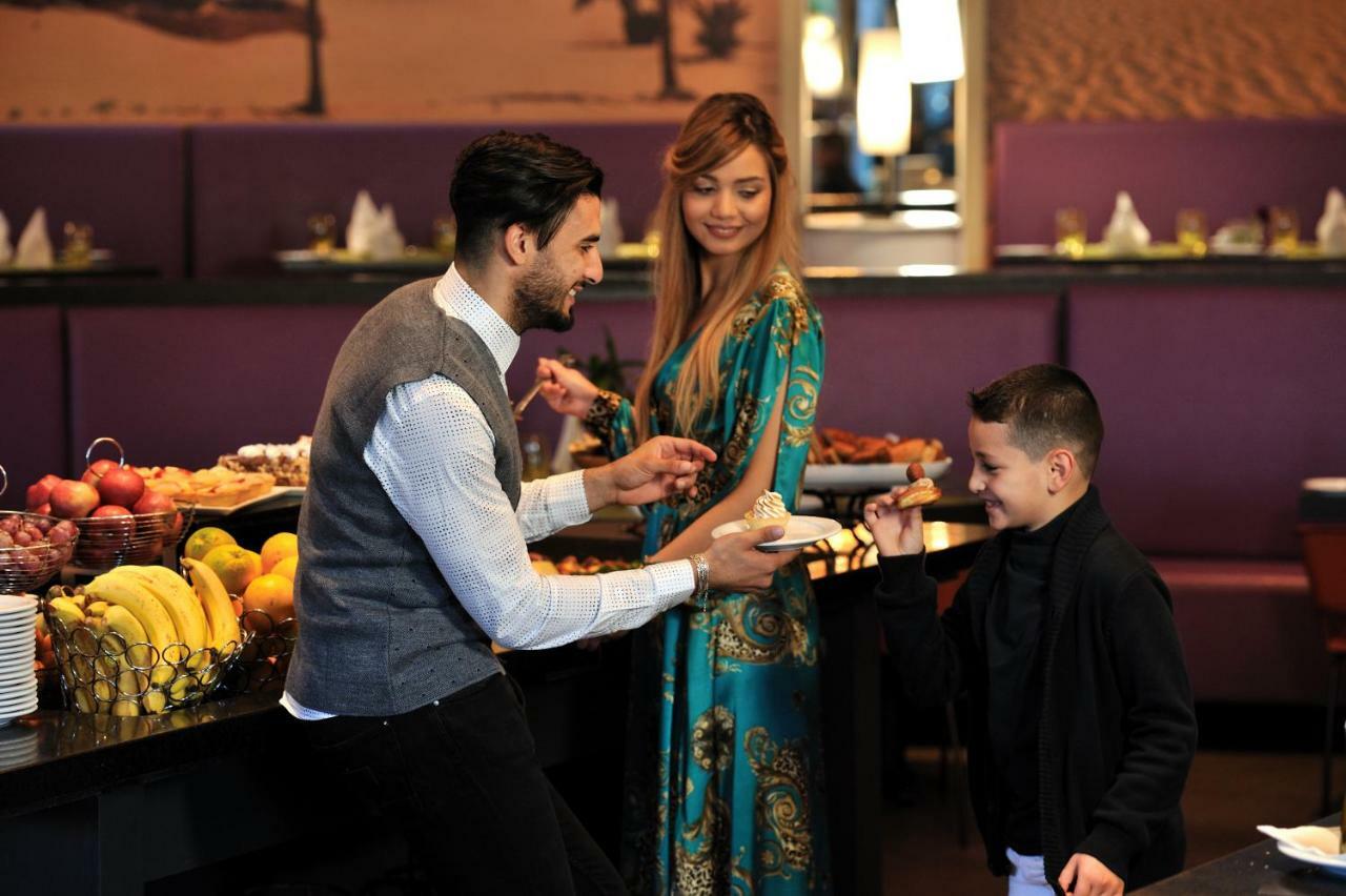 Hotel Mercure Alger Aeroport Dar el Beïda Eksteriør bilde A waiter serving a family