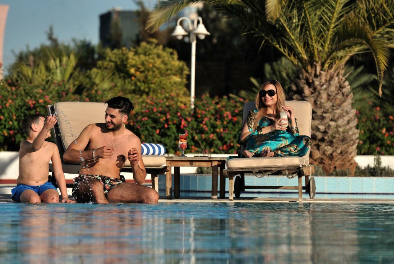 Hotel Mercure Alger Aeroport Dar el Beïda Eksteriør bilde A family at a pool in Dubai