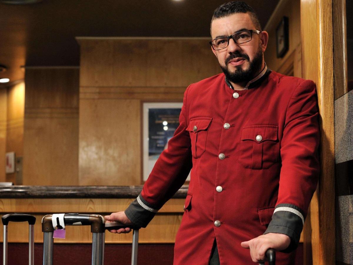 Hotel Mercure Alger Aeroport Dar el Beïda Eksteriør bilde A bellboy at the Four Seasons Hotel in Beirut, Lebanon
